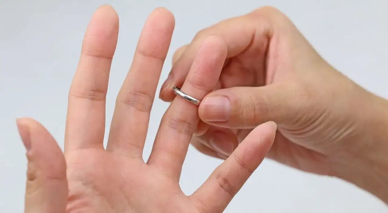 Jak zmniejszyć obrączkę domowym sposobem bez ryzyka uszkodzenia