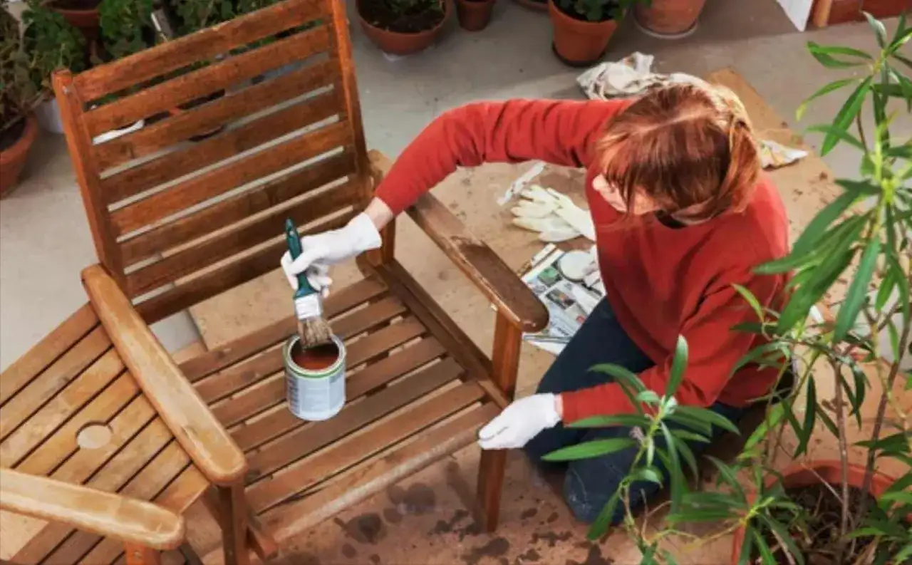 Czym malować drewno na zewnątrz, aby uniknąć zniszczeń i kosztów?