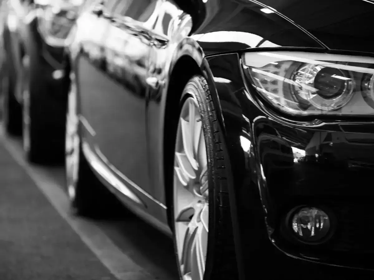 Jak myć czarny samochód, aby uniknąć smug i zachować blask lakieru