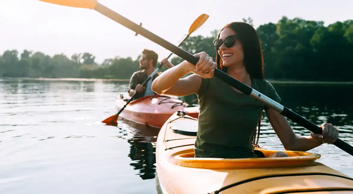 Kajakarstwo a wioślarstwo – odkryj kluczowe różnice i podobieństwa