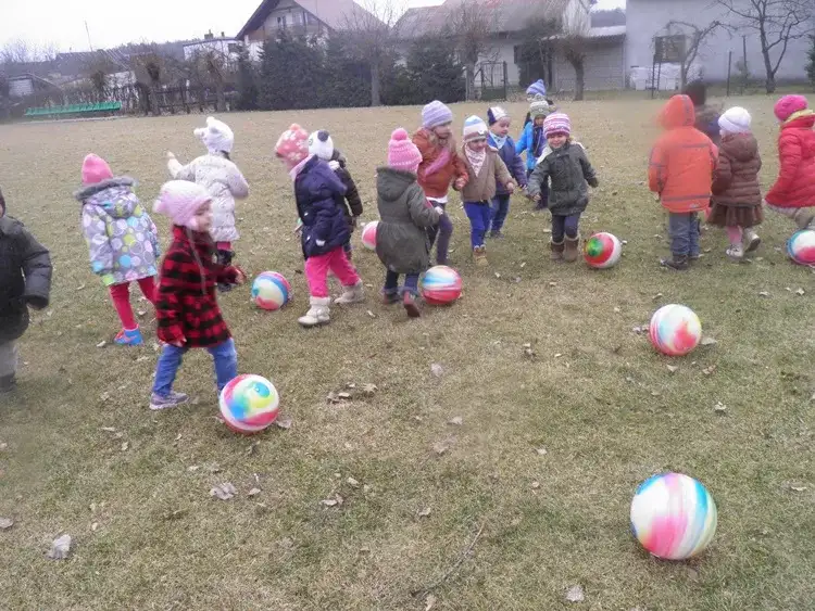 Kreatywne zabawy z piłką w przedszkolu - 10 pomysłów dla dzieci