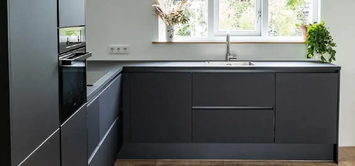 Jaki blat do biało szarej kuchni - najlepsze kolory i inspiracje