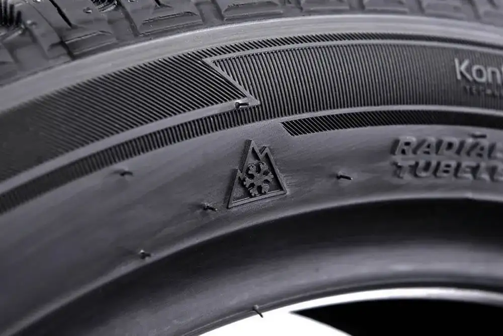 Jak rozpoznać opony wielosezonowe: 5 kluczowych cech i oznaczeń