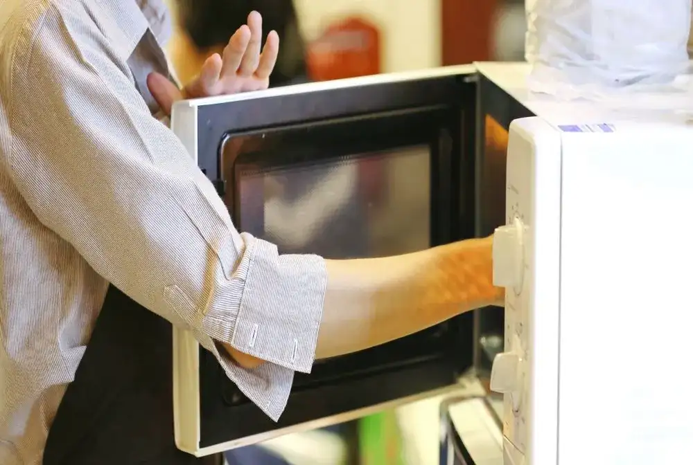 Bezpieczne gotowanie wody w mikrofali: unikaj niebezpiecznych błędów