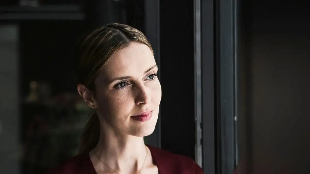 Jakie kolory makijażu idealnie pasują do bordowej sukienki?