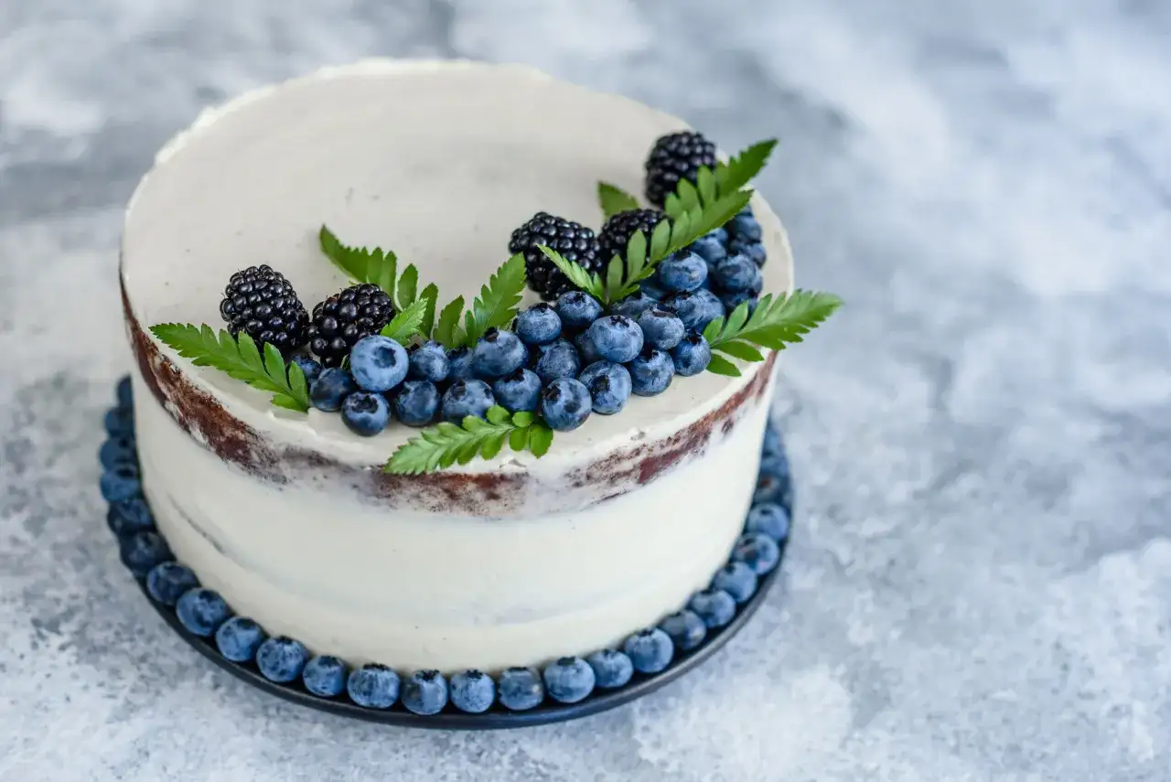 Przepis na tort z borówkami i białą czekoladą - Idealny deser