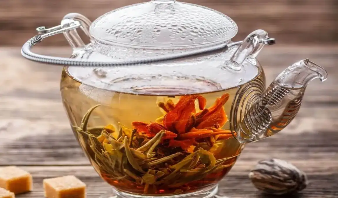 Jak parzyć herbatę rozkwitającą: 8 kroków do idealnego naparu