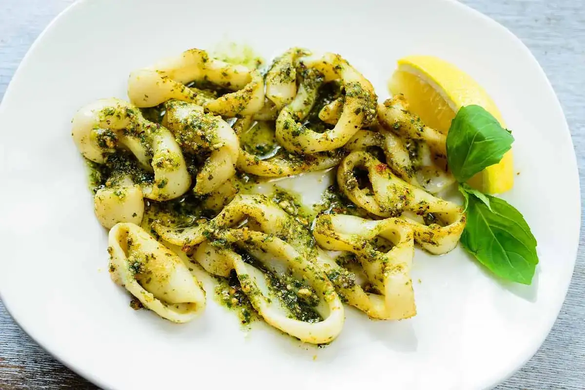Gebratene Tintenfischringe mit Kr&auml;utersauce, Zitrone und Basilikum. Ein einfaches Sepia Rezept, das begeistert.