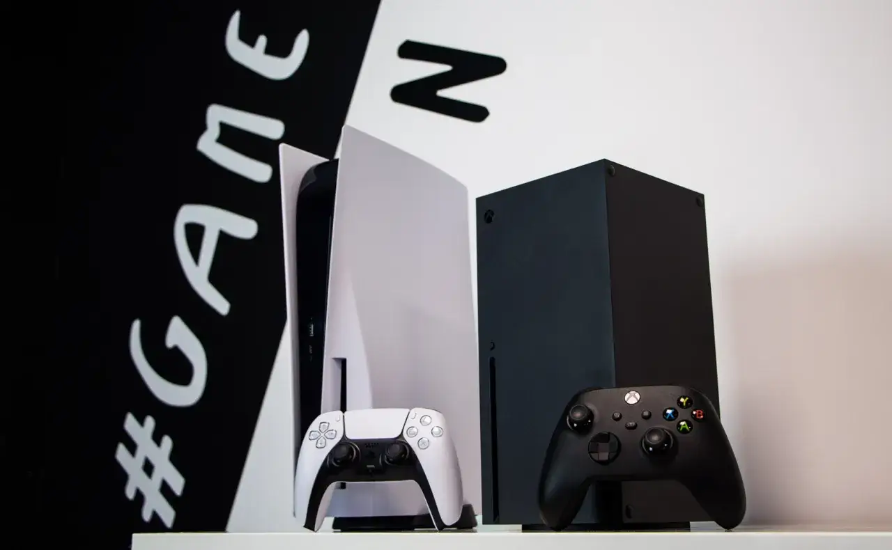 Konsola PlayStation 5 i Xbox Series X obok siebie. Która konsola jest lepsza? #GAME