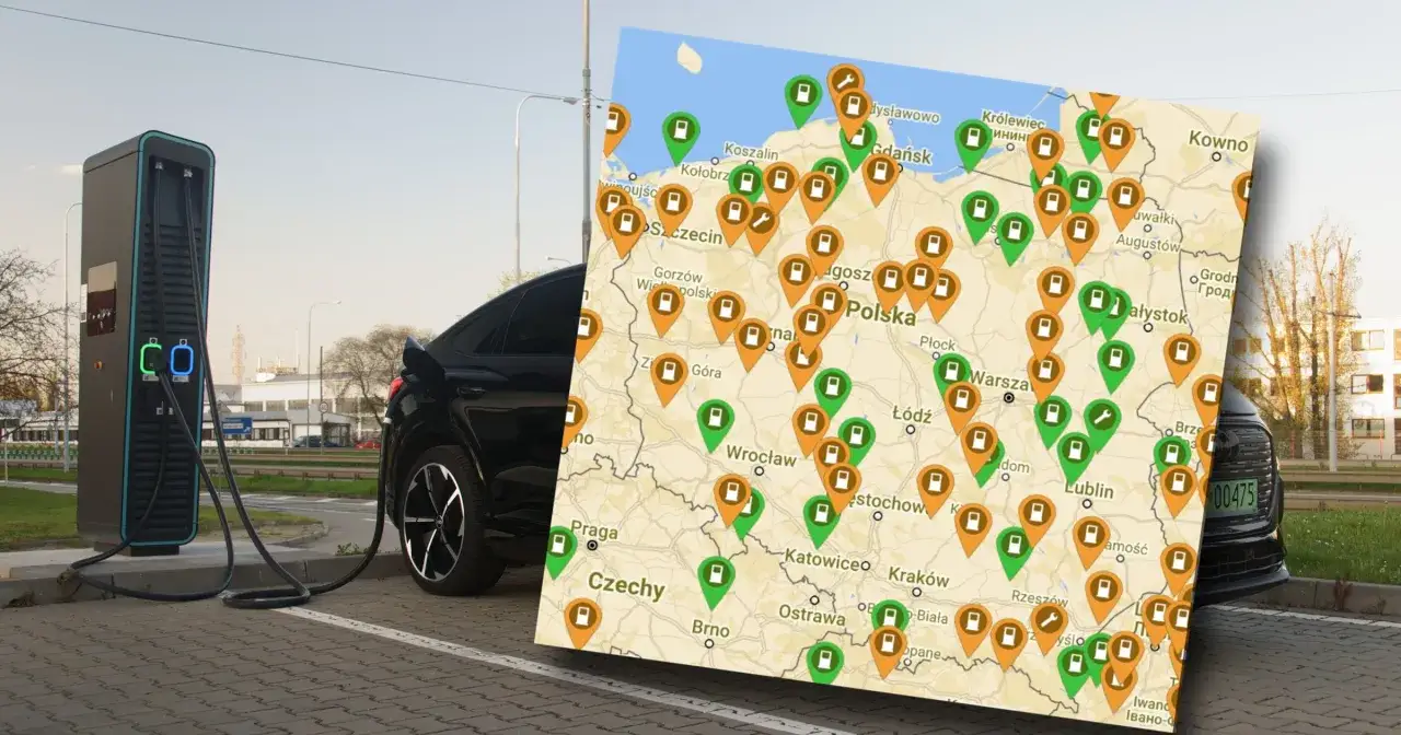 Mapa z zaznaczonymi stacjami ładowania Orlen Sople. Czarny samochód elektryczny podłączony do ładowarki.