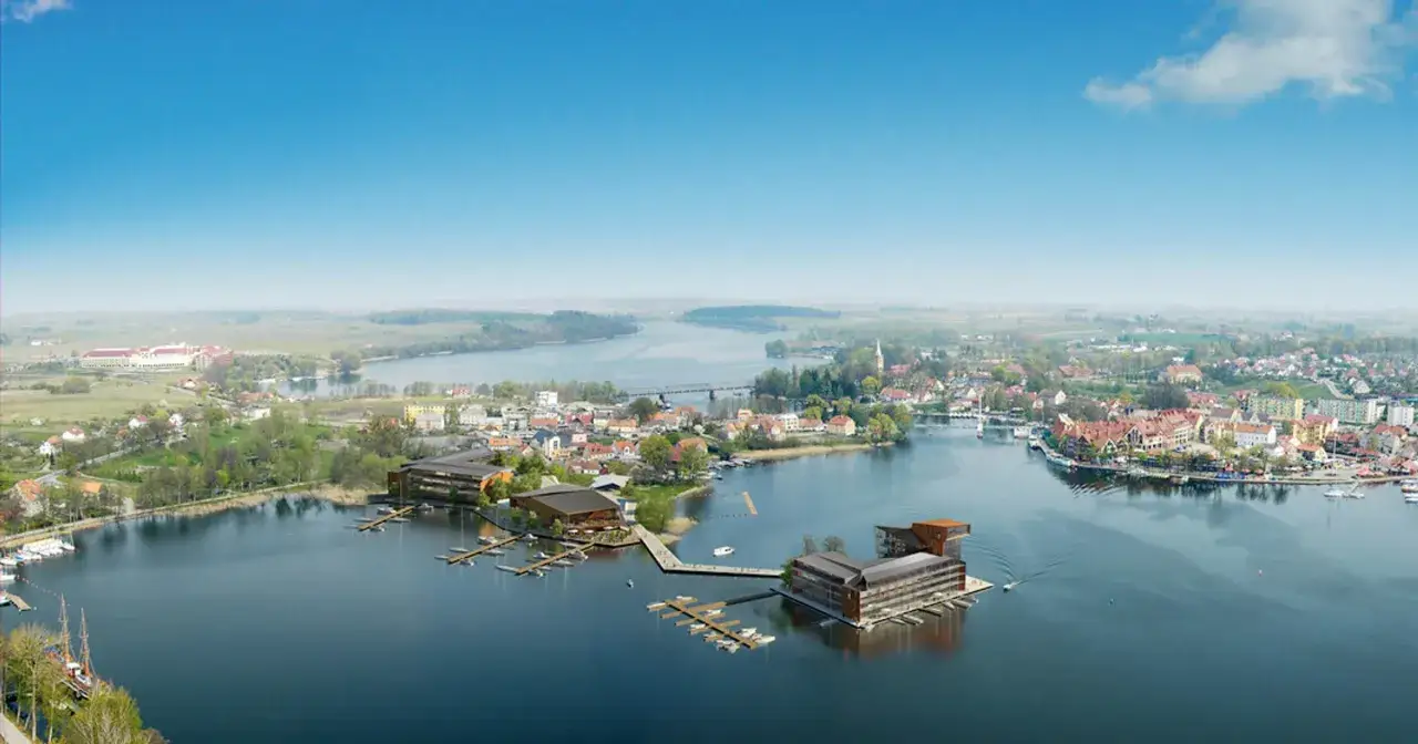 Nowoczesny hotel na wyspie Mikołajki, zlokalizowany na jeziorze, otoczony mariną i malowniczym miasteczkiem.