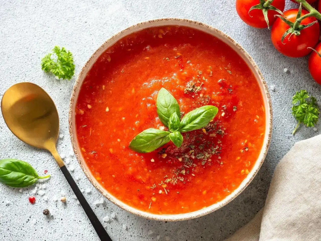 Aksamitna zupa pomidorowa z bazylią i ziołami. Idealne jakie przyprawy do zupy pomidorowej? Bazylia, oregano, czosnek.