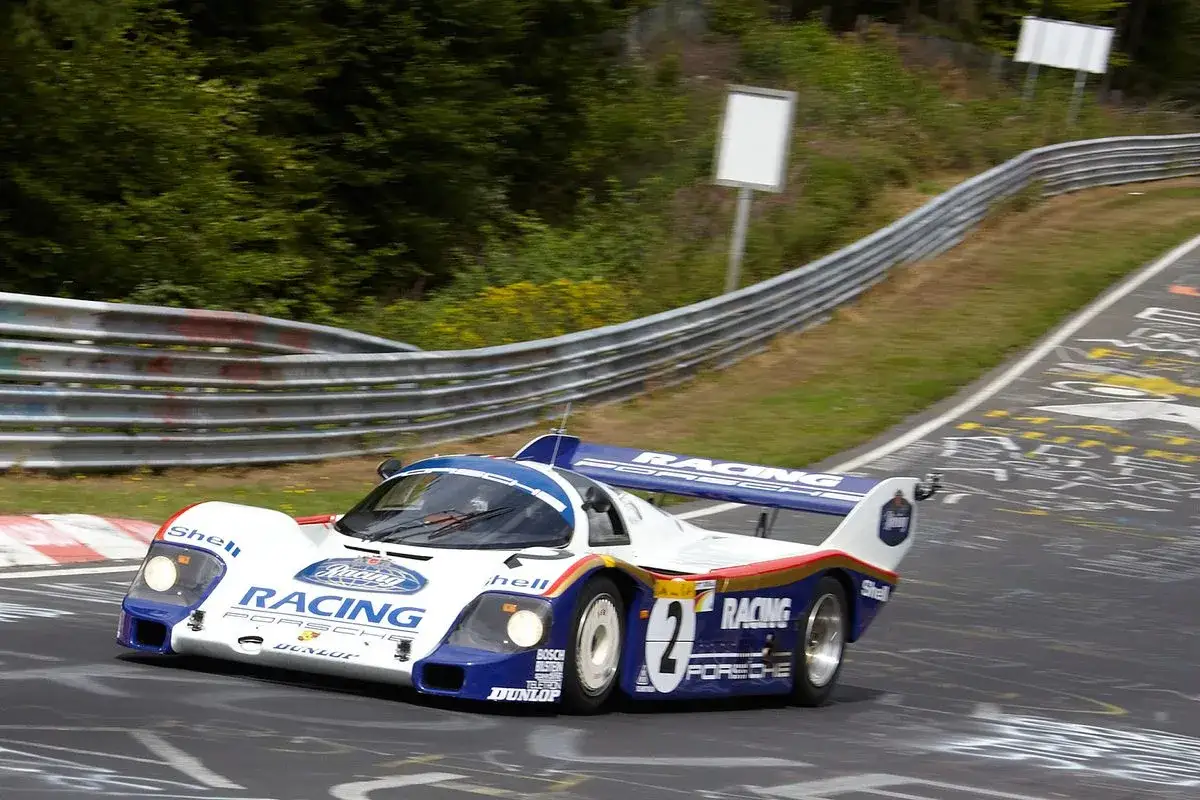Porsche 956 mit der Startnummer 2, gefahren von Stefan Bellof, rast auf der Rennstrecke.