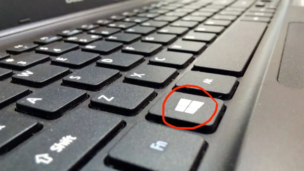 Klawisz Windows na klawiaturze laptopa. Naciśnij go, aby dowiedzieć się, jak zrobić zrzut ekranu.