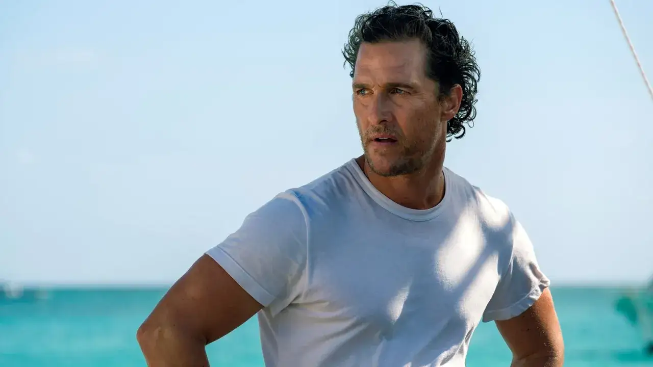 Matthew McConaughey, con sguardo intenso, su uno sfondo marino. Le recensioni di 