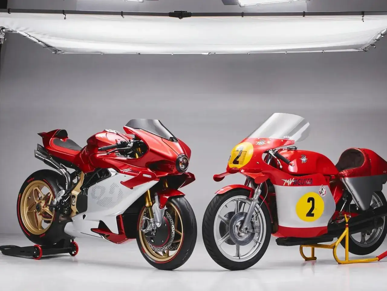 Dos motos MV Agusta, una moderna y otra clásica de competición, listas para la acción. ¡Pura historia de MV Agusta MotoGP!