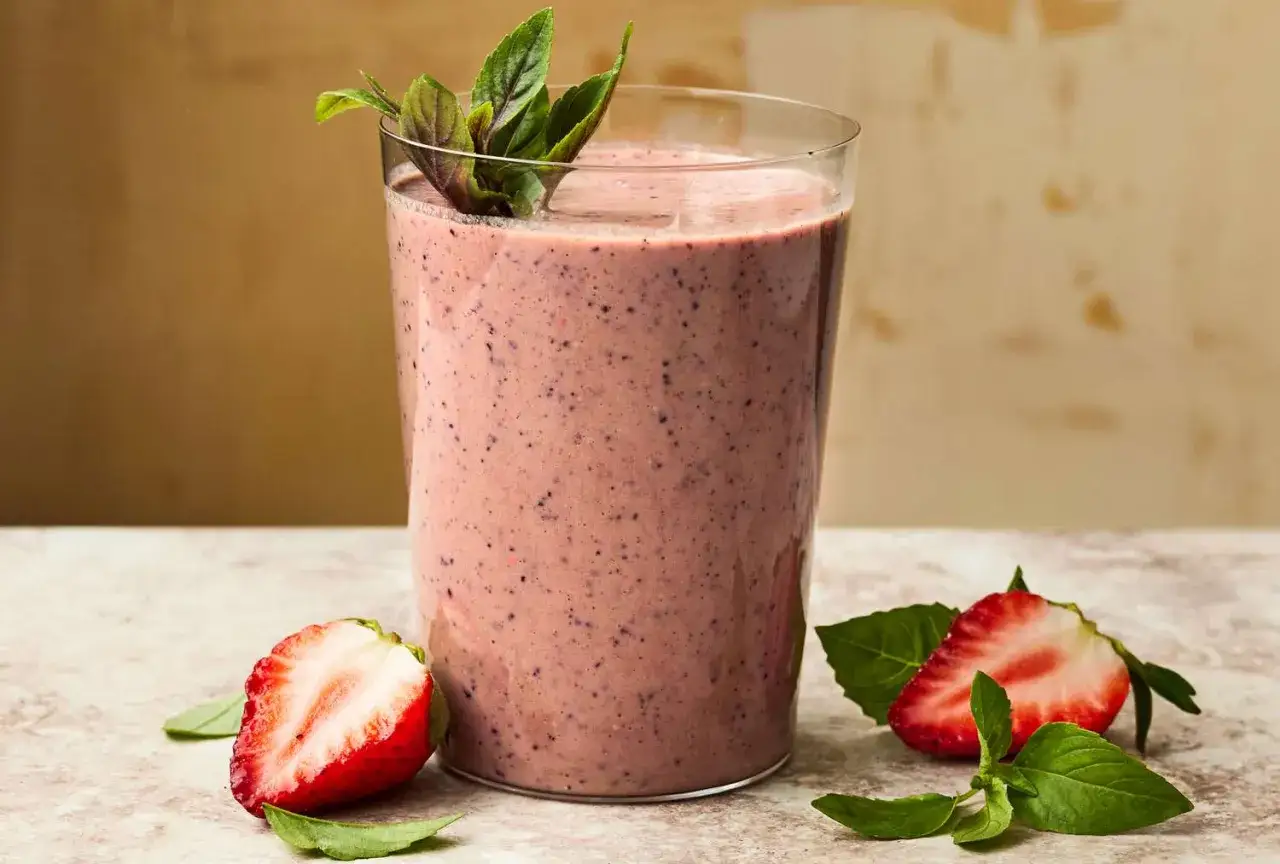 En krämig jordgubbssmoothie med mynta, perfekt för ett snabbt smoothie recept.