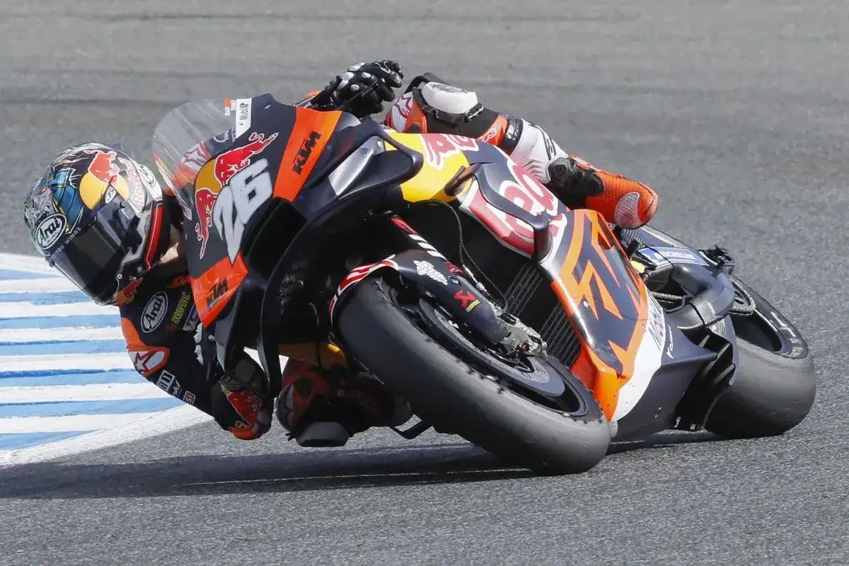 Dani Pedrosa inclinado en su moto KTM, mostrando su actualidad en competición.