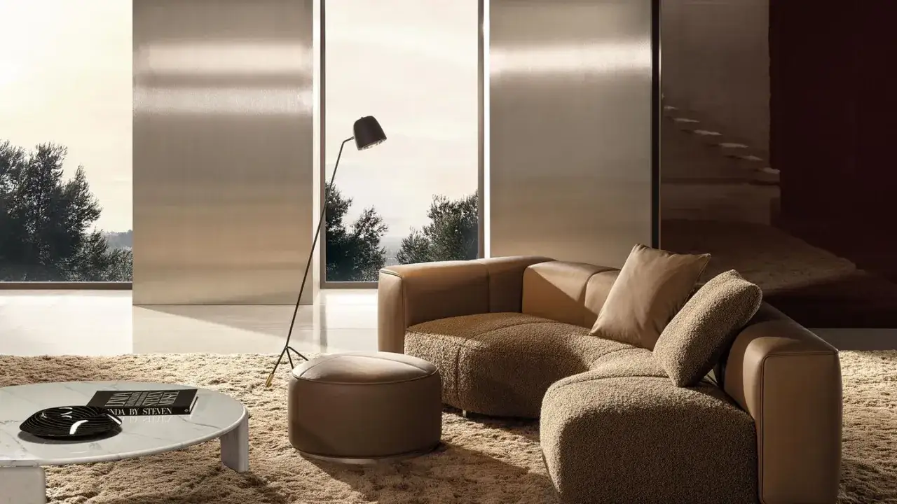 Ecksofa mit Leder- und Boucl&eacute;-Polsterung, das Fragen aufwirft: welche Sofa-Polsterung ist die beste f&uuml;r Komfort und Stil?
