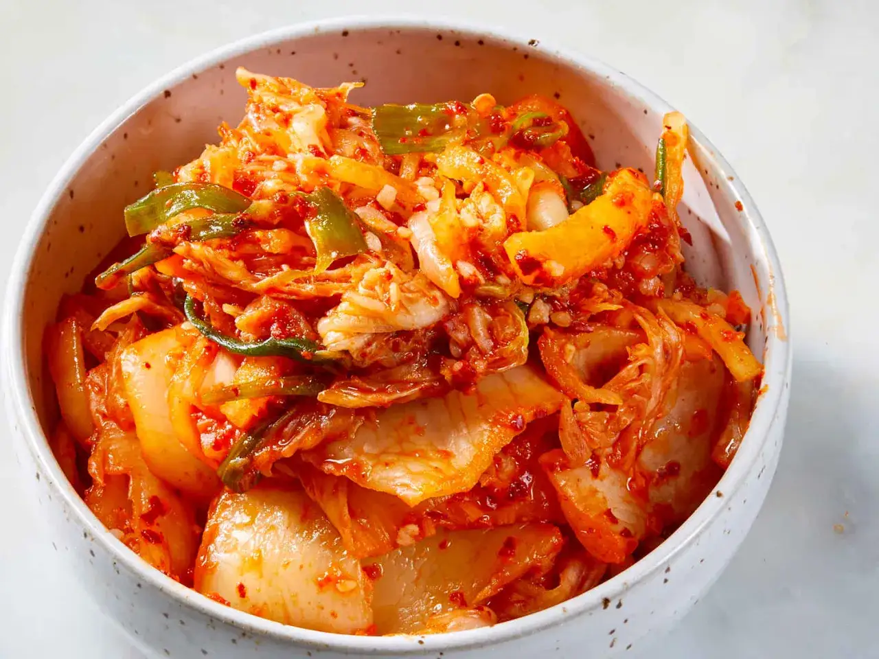 Miseczka pełna pikantnego kimchi, idealnego dodatku do ryżu, zup czy dań mięsnych. Z czym jeść kimchi? Z wszystkim, co lubisz!