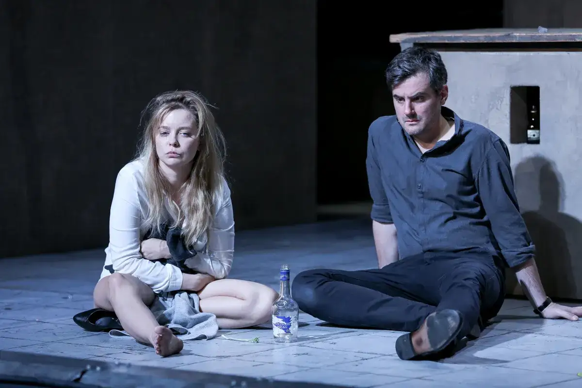 Kobieta i mężczyzna siedzą na scenie Teatru Polonia w spektaklu