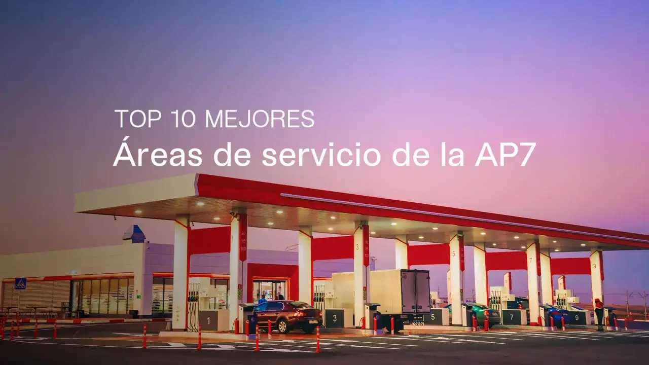 Las mejores áreas de servicio de la AP7, con surtidores y vehículos bajo un cielo crepuscular.