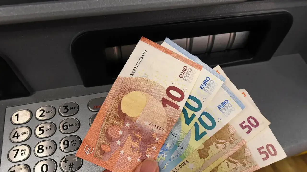Geldabhebung am Automaten mit Euro-Scheinen. Als Postbank Kunde kostenlos Geld abheben ist hier m&ouml;glich.
