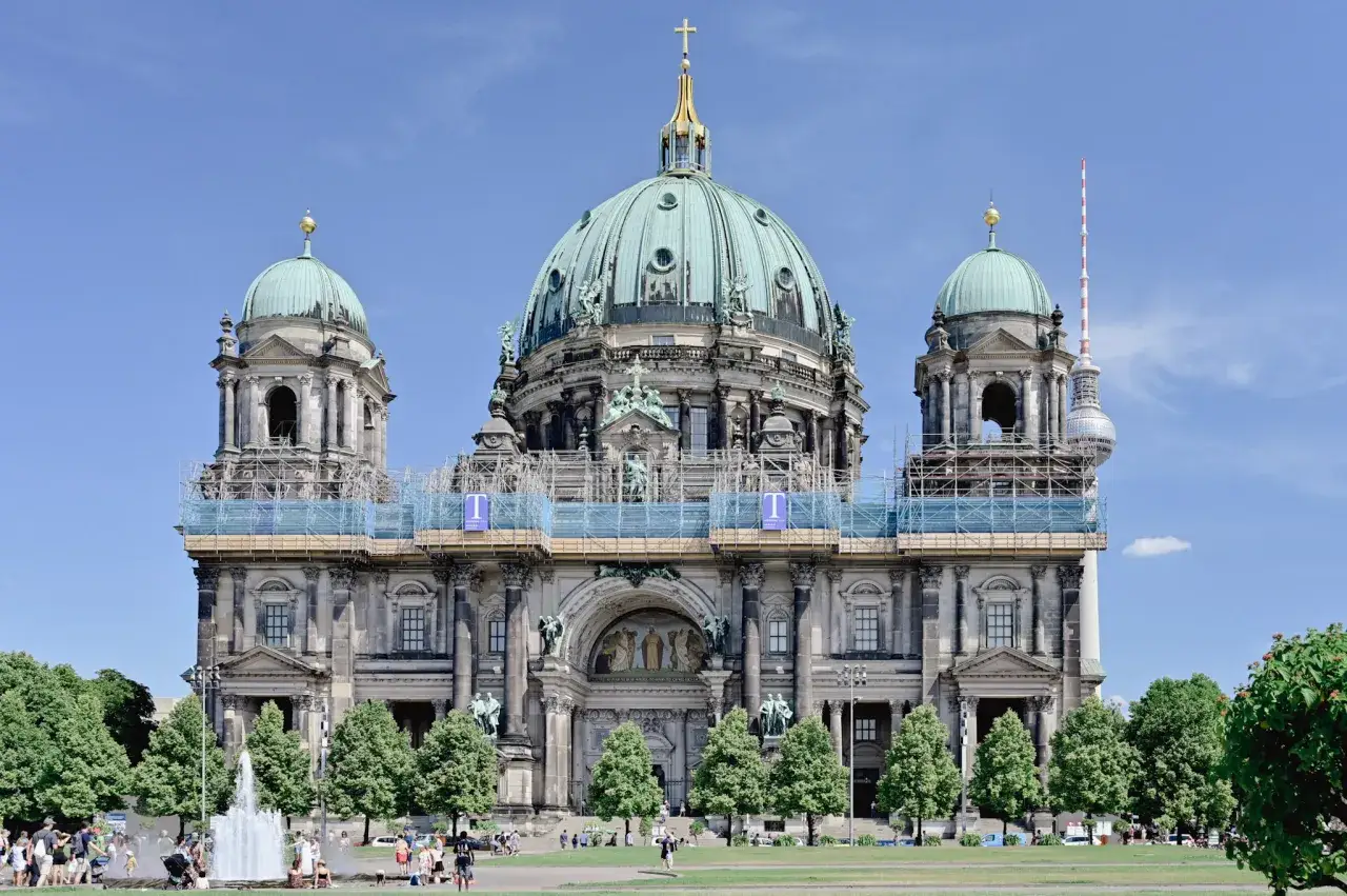 Berliner Dom, ett måste att se i Berlin, med sina imponerande kupoler och omgivande grönska.