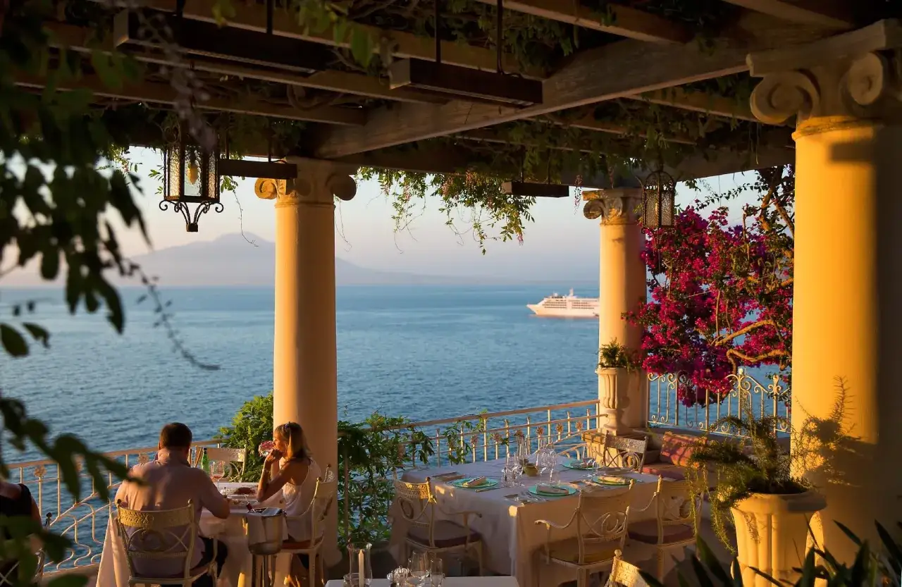 Coppia cena romantica in uno dei migliori ristoranti di Sorrento, con vista sul mare e Vesuvio.