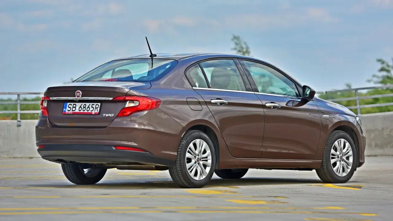 Brązowy fiat tipo sedan z polskimi tablicami SB 6865R zaparkowany na betonowym placu.