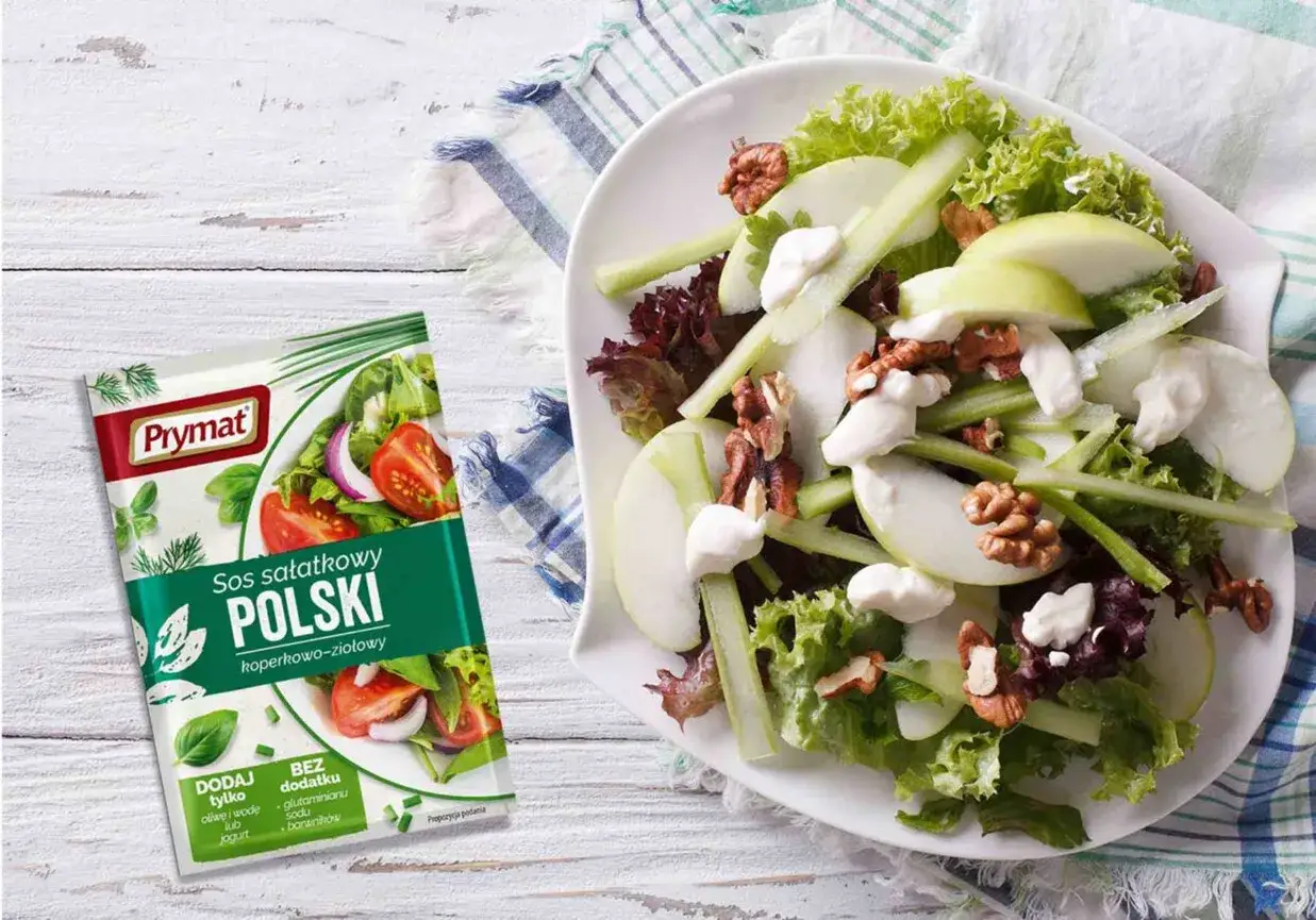 Pyszna sałatka z selera naciowego, jabłka i orzechów, doprawiona sosem Prymat Polski.