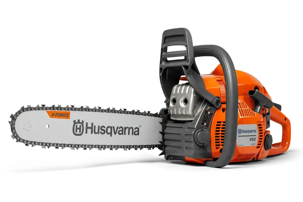 Pomarańczowa piła łańcuchowa Husqvarna 450 z ostrzem X-FORCE, gotowa do pracy w lesie.