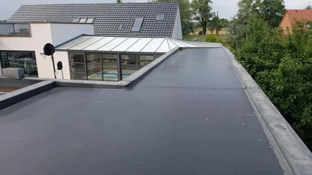 Tejado plano con acabado EPDM, resistente y duradero, ideal para proteger tu hogar.