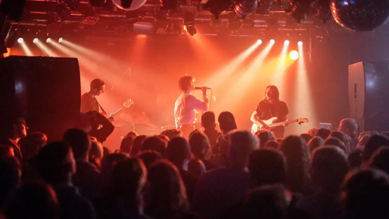 Band spielt im Steintor Herrenchor. Konzert mit viel Licht und Publikum.