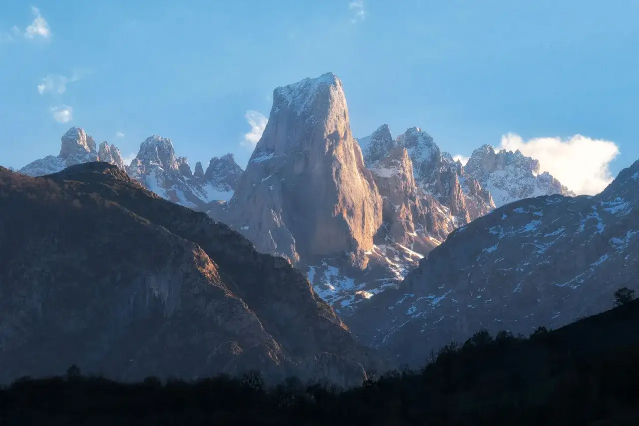 Majestuosas montañas nevadas, un paisaje que evoca la diferencia entre parque nacional y parque natural.