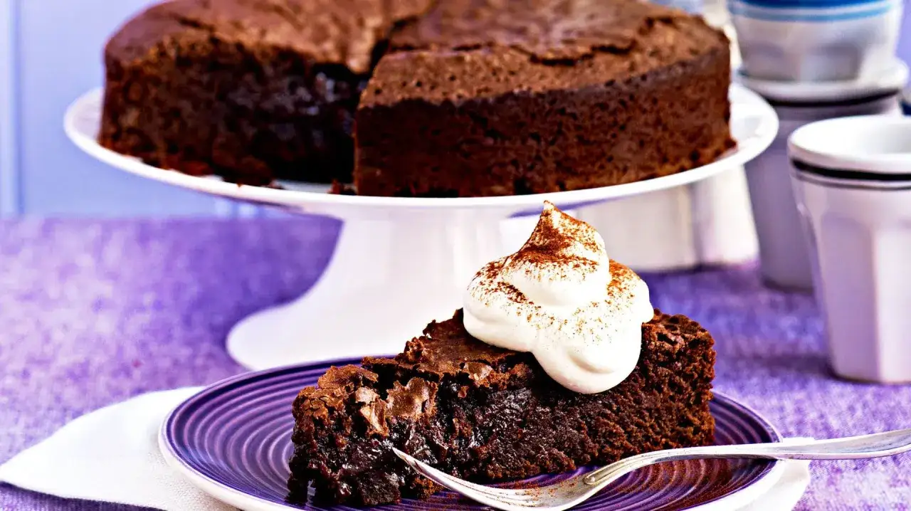 En saftig kladdkaka med vispgrädde och kakao. Perfekt för alla som älskar choklad och vill ha ett enkelt kladdkaka recept.