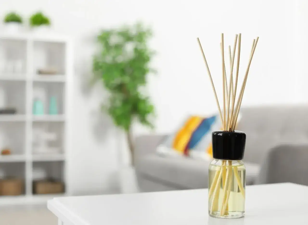 Składniki do domowego odświeżacza powietrza z perfum