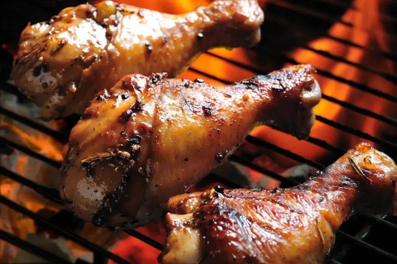 Soczyste udka kurczaka skwierczące na grillu, pachnące jak prawdziwe churrasco.