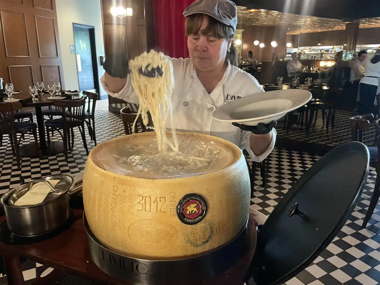Parmigiano Reggiano koło serowe