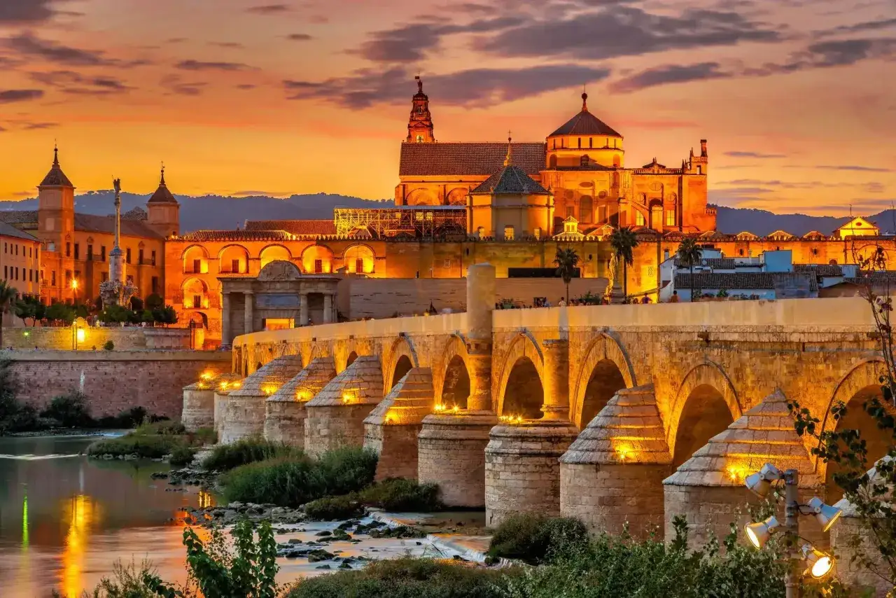Atardecer sobre el Puente Romano y la Mezquita-Catedral, emblemáticos monumentos de Córdoba.