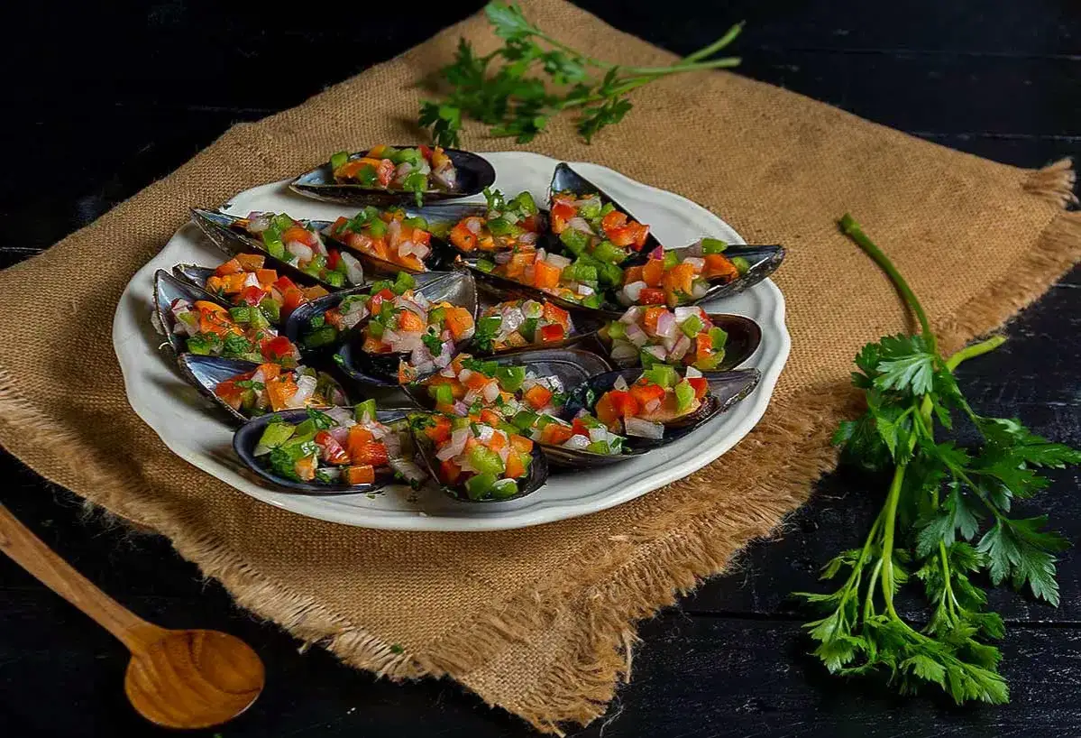 Mejillones a la vinagreta, una explosión de sabor con pimientos, cebolla y perejil fresco. ¡Un aperitivo perfecto!