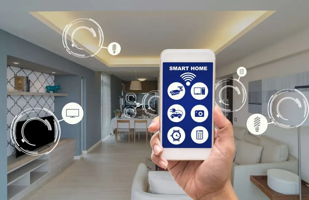 En hand håller en smartphone med en smart life app som visar ikoner för hemmet.