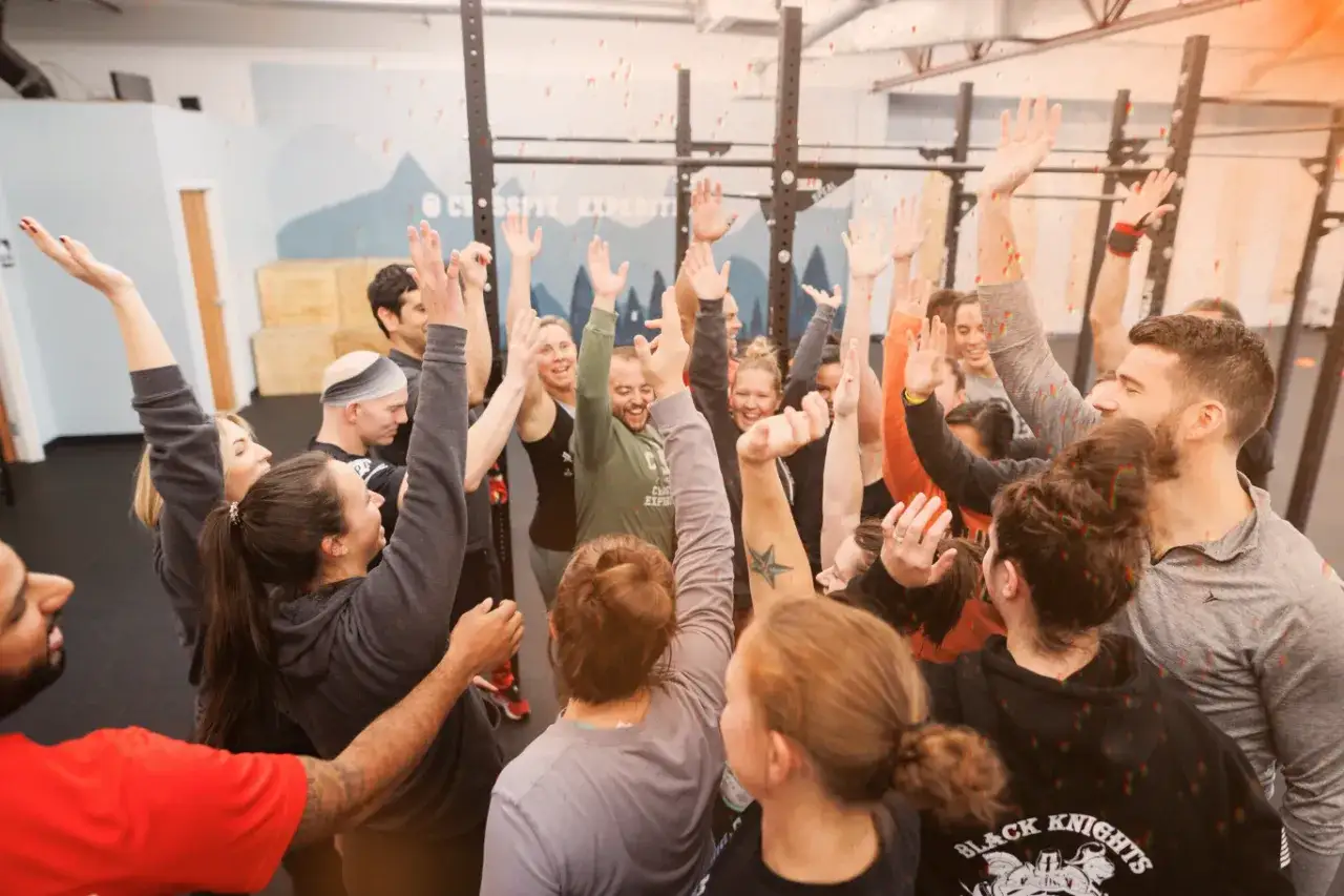 Społeczność CrossFit, wsp&oacute;lny trening, uśmiechnięci ludzie