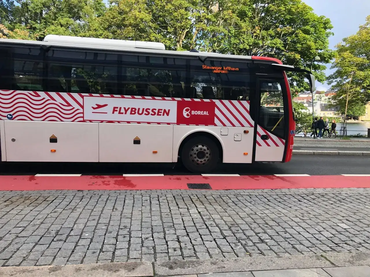 Autobus Flybussen Boreal na czerwonym pasie ruchu, kierujący się na port lotniczy Stavanger.