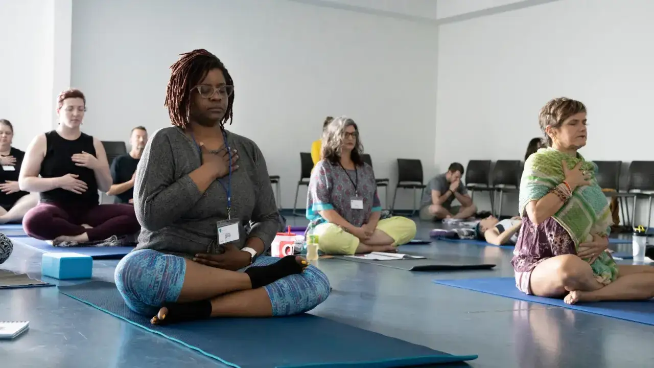 Personas meditando en diferentes tipos de yoga.