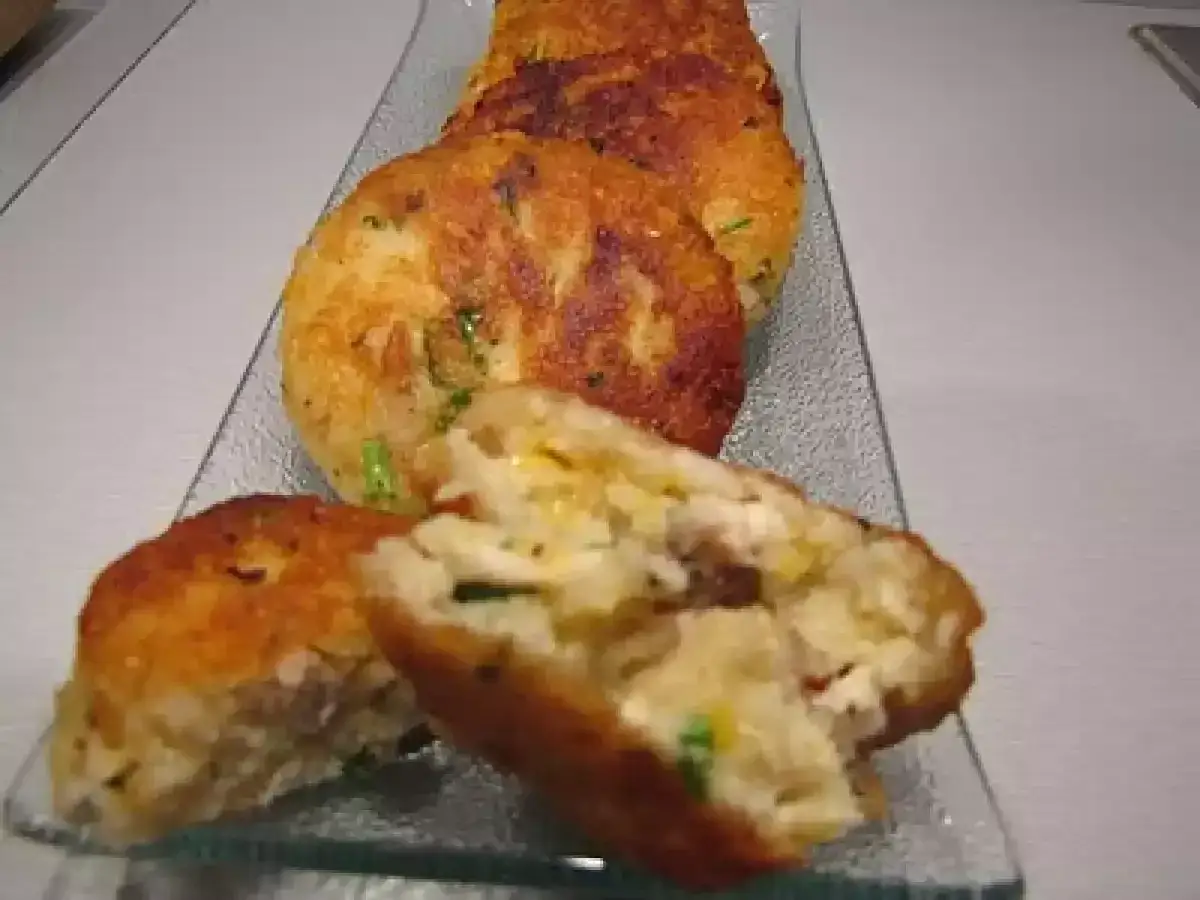 Croquetas de patata y pollo doradas y crujientes, una delicia casera.