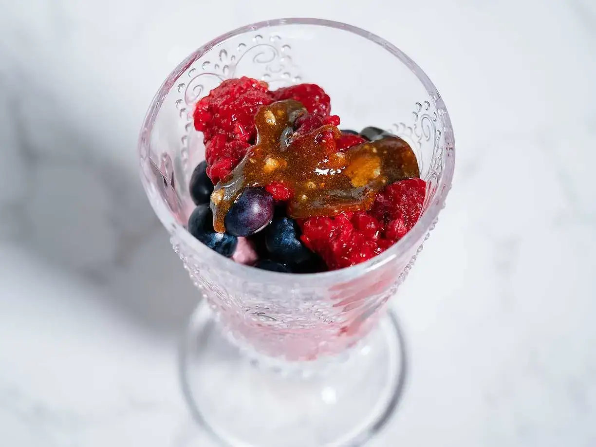 En glasdessert med f&auml;rska b&auml;r och en h&auml;rlig s&aring;s, som en italiensk t&aring;rta mascarpone.
