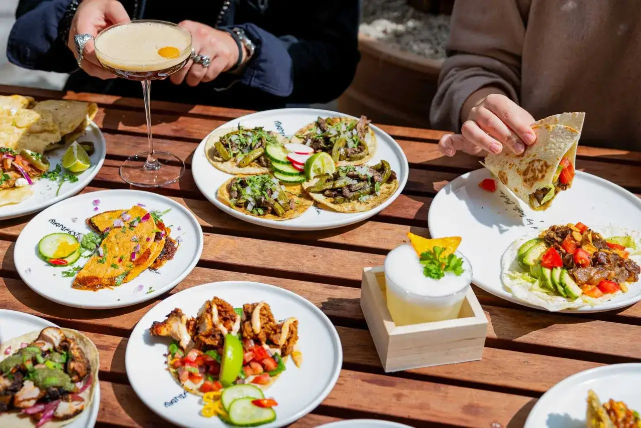 Pyszne tacos i drinki na stole. Idealne miejsce, gdzie zjeść w Berlinie, by poczuć smak Meksyku.