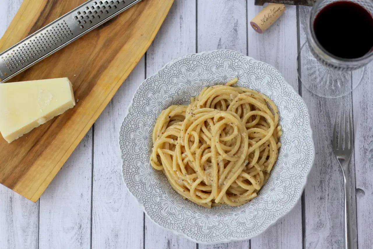 Pyszne spaghetti cacio e pepe, idealne, by poczuć smak Włoch. Zetrzyj parmezan, by przywieźć z Włoch ten smak!