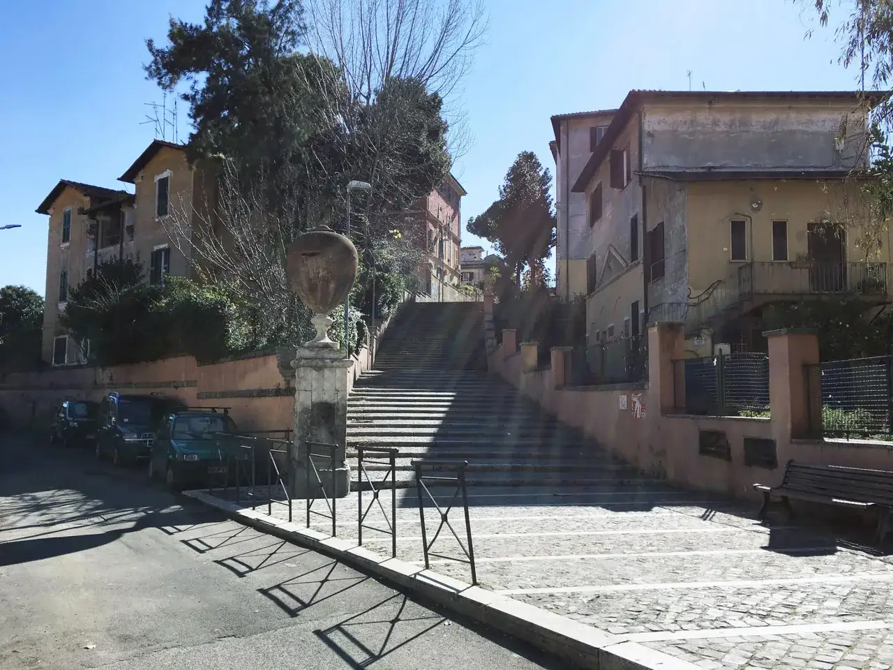 La scala degli innamorati a Garbatella, con le sue case color pastello e l'antica urna, invita a salire verso il cielo.
